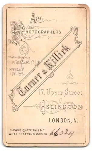 Fotografie Turner & Killick, Islington, 17. Upper Street, Mann im Anzug auf Recamiere sitzend