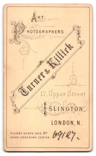 Fotografie Turner & Killick, Islington, 17. Upper Street, Kleinkind im Samtkleid