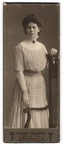 Fotografie Georg Maurer, Halle a. S., Gr. Brauhausstr. 30, Dame im gestreiften Kleid
