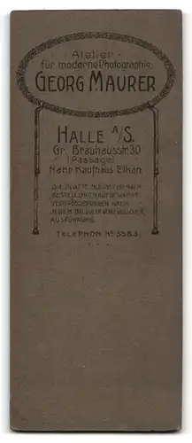 Fotografie Georg Maurer, Halle a. S., Gr. Brauhausstr. 30, Dame im gestreiften Kleid