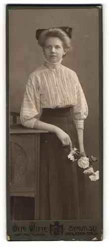 Fotografie Otto Witte, Berlin S.O., Skalitzer-Str. 54, Junge Dame in gestreifter Bluse mit Blütenbouquet