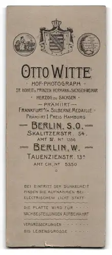 Fotografie Otto Witte, Berlin S.O., Skalitzer-Str. 54, Junge Dame in gestreifter Bluse mit Blütenbouquet