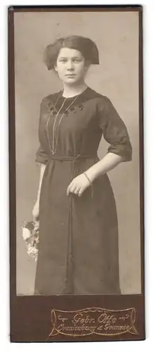Fotografie Gebr. Otto, Oranienburg und Gransee, Dame mit Blumen und langer Halskette