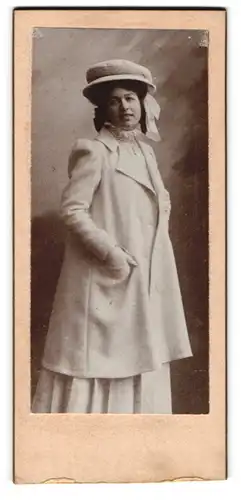 Fotografie unbekannter Fotograf und Ort, Dame im weissen Mantel mit Hut