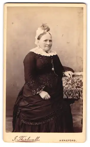 Fotografie J. Thirlwall, Hereford, 18. King Street, Gestandene Dame im schwarzen Tournürenkleid