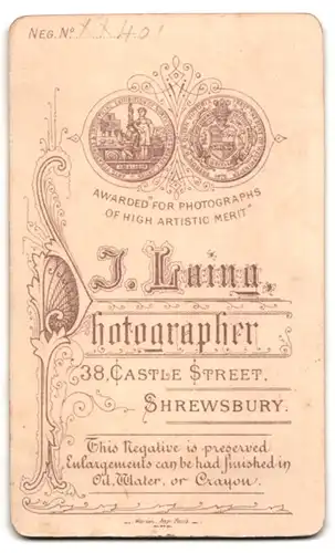 Fotografie J. Laing, Shrewsbury, Castle Street, Dame im schwarzen Kleid mit Brosche