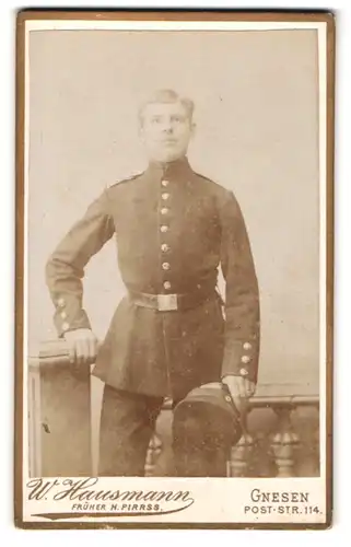 Fotografie W. Hausmann, Gnesen, Post-Str. 114, junger Soldat in Uniform mit Schirmmütze