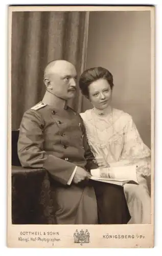 Fotografie Gottheil & Sohn, Königsberg i. Pr., Einjährig-Freiwilliger Soldat in Uniform mit Schulterstück Äskulapstab