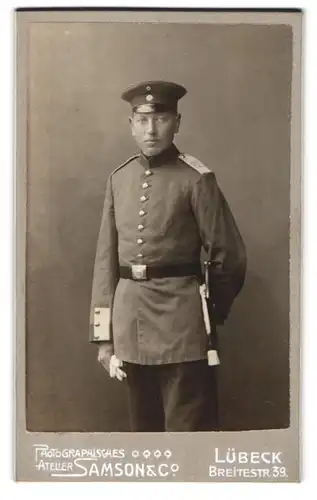 Fotografie Samson & Co., Lübeck, Breitestr. 39, Soldat in Uniform Rgt. 162 mit Bajonett und Portepee