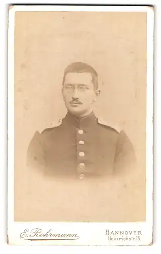 Fotografie E. Rohrmann, Hannover, Heinrichstr. 15, Soldat Paul Boog in Uniform mit Zwickerbrille