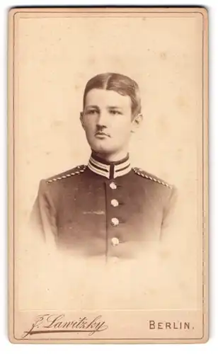 Fotografie J. Lawitzky, Berlin, Portrait Einjährig-Freiwilliger Richard Hesse in Gardeuniform mit Mittelscheitel