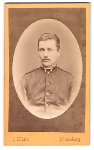 Fotografie J. Blank, Korneuburg, Wienerstr. 220, Soldat in Uniform mit zwei Sternen am Kragen