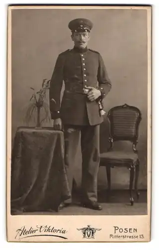 Fotografie Atelier Viktoria, Posen, Ritterstr. 13, Portrait Soldat in Uniform mit Portepee, stehend im Atelier