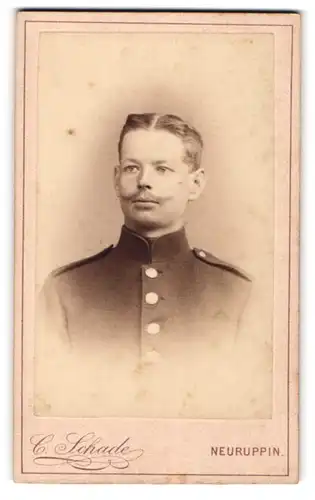 Fotografie C. Schade, Neuruppin, Portrait junger Soldat in Uniform mit Moustache und Mittelscheitel