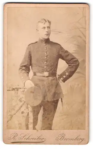 Fotografie R. Schreiber, Bromberg, Danziger-Str. 162, junger blonder Soldat in Uniform posiert im Atelier