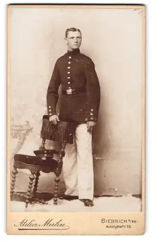 Fotografie Atelier Mertin, Biebrich a. Rh., Adolphstr. 16, junger Soldat Carl Ripke in Uniform posiert im Atelier
