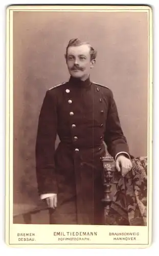 Fotografie Emil Tiedemann, Bremen, Richtweg 12, Soldat in Uniform mit Moustache