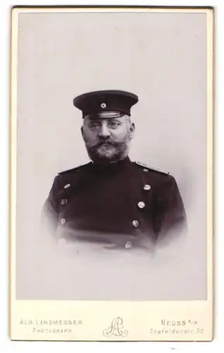 Fotografie Alb. Landmesser, Neuss a. R., Crefelderstr. 32, Offizier in Uniform mit Vollbart und Brille