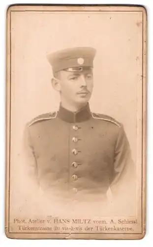 Fotografie Hans Miltz, München, Türckenstrasse 20, junger Einjährig-Freiwilliger in Uniform Rgt. 2