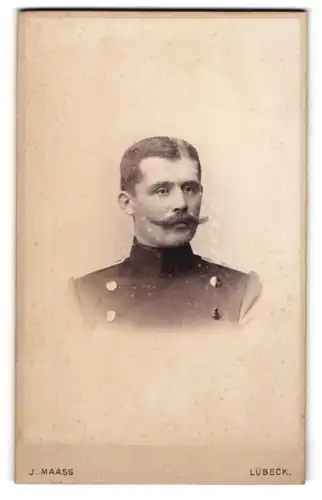 Fotografie J. Maas, Lübeck, Breitestr. 37, Portrait Soldat in Uniform mit Moustache, 1893