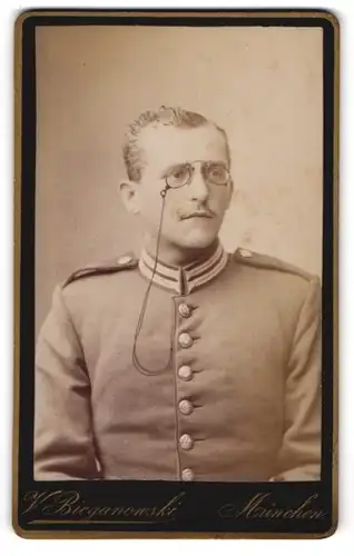 Fotografie V. Bieganowski, München, Soldat in Gardeuniform mit Zwickerbrille