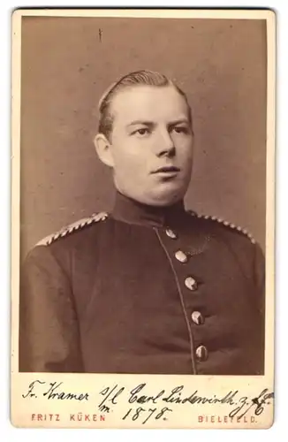 Fotografie Fritz Küken, Bielefeld, Victoriastr., Portrait Einjährig-Freiwilliger Soldat Fr. Kramer in Uniform, 1878