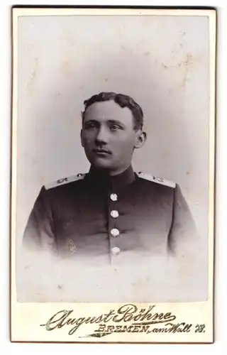 Fotografie August Böhne, Bremen, am Wall 78, Portrait junger Soldat in Uniform Rgt. 74