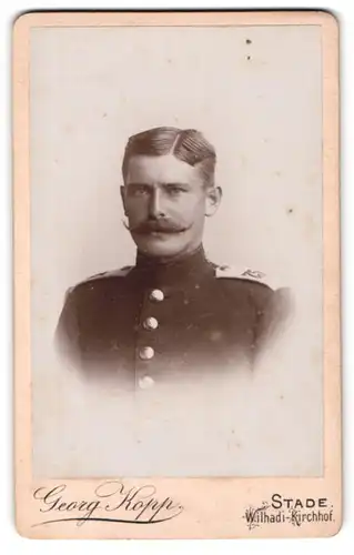 Fotografie Georg Kopp, Stade, Wilhadi-Kirchhof 86, Portrait Soldat in Uniform Rgt. 75 mit Moustache