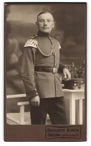 Fotografie Engelbert Bürck, Giessen, Seltersweg 60, Portrait Soldat in Musiker Uniform mit Schwalbennest, Schützenschnur