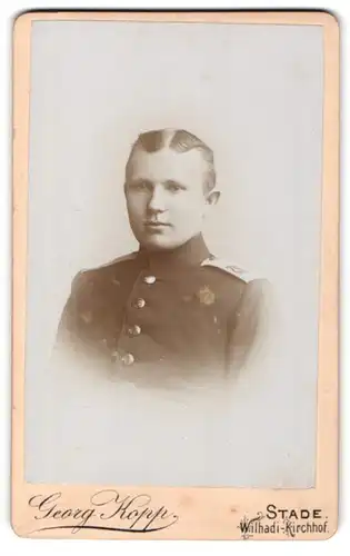 Fotografie Georg Kopp, Stade, Wilhadi-Kirchhof, junger Soldat in Uniform Rgt. 75 mit Mittelscheitel