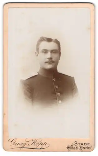 Fotografie Georg Kopp, Stade, Wilhadi-Kirchhof, Soldat in Uniform Rgt. 75