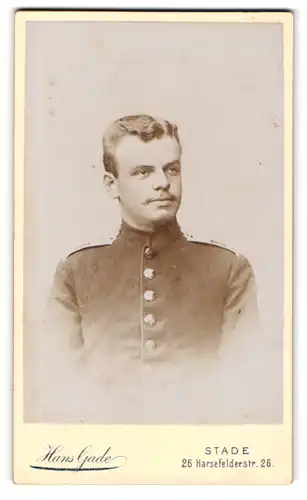 Fotografie Hans Gade, Stade, Harsefelderstr 26, junger Soldat in Uniform Rgt. 75 mit Moustache