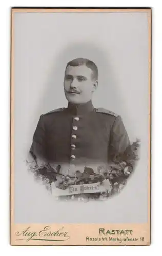 Fotografie Aug. Escher, Rastatt, Rossistr. 4, Portrait Soldat in Uniform Rgt. 25 mit Moustache, zum Andenken
