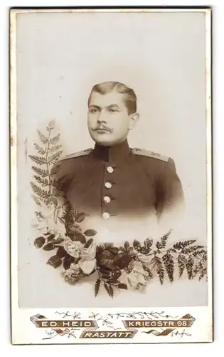 Fotografie Ed. Heid, Rastatt, Kriegstr. 98, Soldat des Rgt. 25 in Uniform, Blumenpassepartout