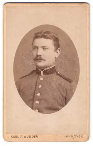 Fotografie Karl F. Wunder, Hannover, Friedrichstr., Portrait Soldat in Uniform mit Moustache