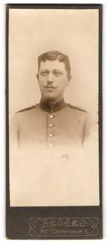 Fotografie Brüere, Metz, Rattenturmstr. 8, Soldat in Uniform mit Moustache