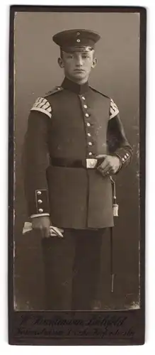 Fotografie W. Huchtmann, Bielefeld, Kaiserstr. 3, junger Soldat in Musiker Uniform Rgt. 55 mit Schwalbennest, Bajonett