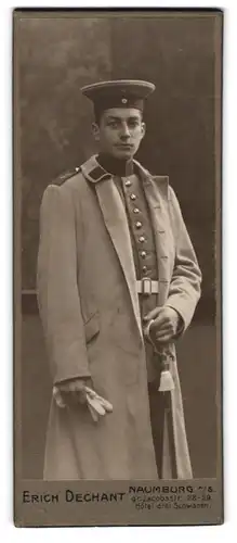 Fotografie Erich Dechant, Naumburg a. S., gr. Jacobstr. 28-29, Soldat in Uniform mit Mantel und Säbel