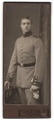 Fotografie Ludwig Giesecke, Erlangen, Portrait junger Soldat in Uniform mit weissen Handschuhen