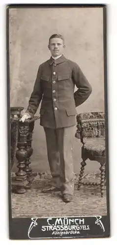 Fotografie C. Münch, Strassburg i. Els., Königsbrücke, Soldat in Feldgrau Uniform posiet stehend im Atelier