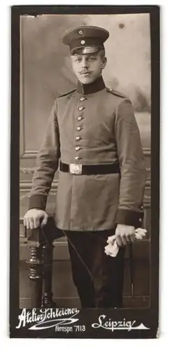 Fotografie Atelier Schleicher, Leipzig, Portrait sächsischer Soldat in Uniform mit Bajonett