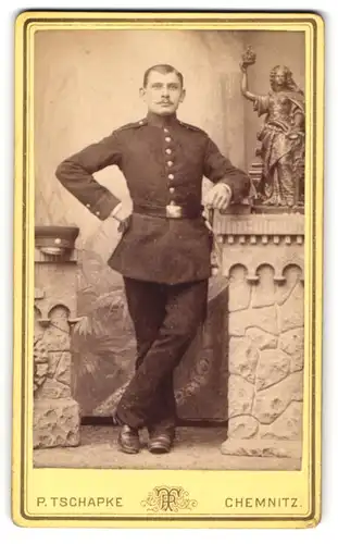 Fotografie P. Tschapke, Chemnitz, Portrait sächsischer Soldat in Uniform posiert stehend im Atelier