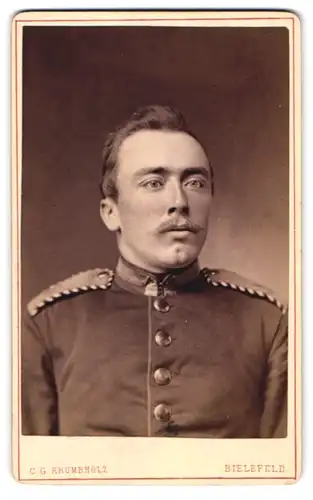 Fotografie C. G. Krumbholz, Bielefeld, Portrait Einjährig-Freiwilliger Uffz. in Uniform