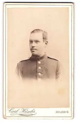 Fotografie Carl Hüseler, Schleswig, Stadtweg 147, Portrait junger Soldat in Uniform