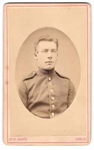 Fotografie Otto Faehte, Görlitz, Grüner Graben 24, junger Soldat in Uniform Rgt. 19