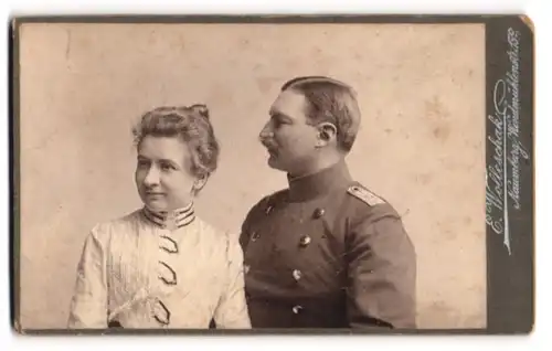 Fotografie E. Wolleschak, Naumburg a. S., Windmühlenstr. 15, Soldat Walther in Uniform nebst seiner Frau