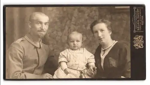 Fotografie Selma Jandt, Gotha, Auguststr. 7, Portrait Uffz. in Feldgrau Uniform Rgt. 54 mit Frau und Kind im Atelier