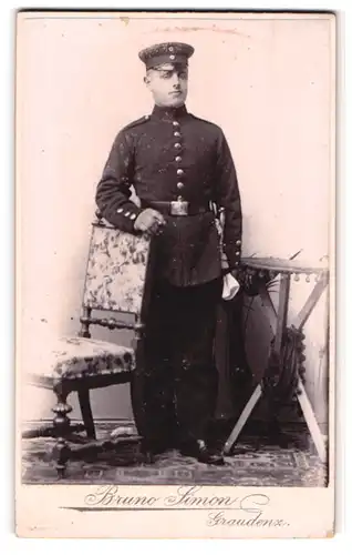 Fotografie Bruno Simon, Graudenz, Lindenstr. 42, Portrait junger Soldat in Uniform posiert stehend im Atelier