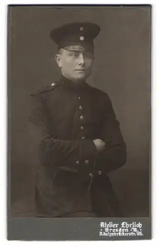 Fotografie Atelier Ehrlich, Dresden, Königsbrückerstr. 105, junger Soldat in Uniform mit verschrenkten Armen