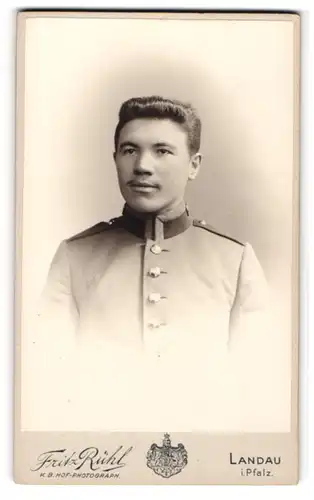 Fotografie Fritz Rühl, Landau i. Pf., Portrait junger Soldat in Uniform Rgt. 18 mit Moustache